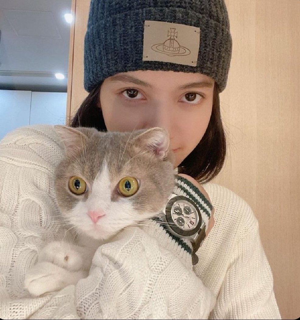 LisachelaIsHere's tweet photo. I like Lisa without make up better. Her visual is superior.
#LISA #SuperiorVisual https://t.co/DAadQXSFtD