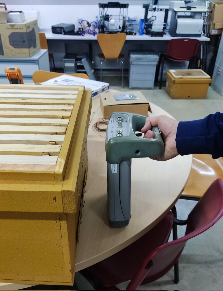 innodeapi's tweet photo. Continúan las actividades en el GO @innodeapi con la fabricación industrial de los prototipos de microantenas📡, el ensamblando de microchips, y los ensayos para la optimización del sistema, tanto en laboratorio como en campo.🐝👑
#agro #Apicultura #innovation #agribusiness https://t.co/IJ8KljbfOl