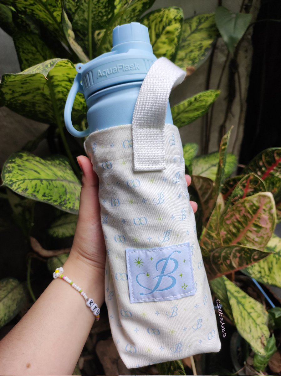 mandukkyu's tweet photo. — ☁️ #dobbieskiesmail ♡
╰ @Trsr_brokebar | #BrokeBarFeedback
finally my blooming treasure came homee !! thank you saur much puu~ 🩵 bagay yung bottle bag sa aquaflask ket maluwag asjskak https://t.co/ImrYKLm1sm