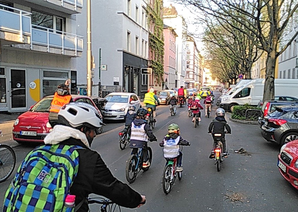 Frankfurter #Bicibus mit Grundschulkindern eben durchs Nordend - kurz, aber schön! 
Kleiner Junge so: "Wir fahren auf der Straße, yeah!!"
Aber eigentlich traurig, dass es Polizeischutz braucht, damit kleine Kinder mit dem Rad sicher zur Schule fahren können.