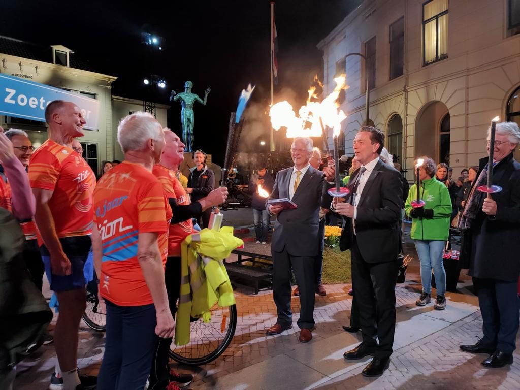 Gisteravond reikte ik bij Hotel de Wereld in Wageningen het Bevrijdingsvuur uit aan onze geweldige lopers van <a href="/ARVIlion/">ARV Ilion</a>. In estafette brengen zij het vuur naar Zoetermeer. Straks om 14.30 uur ontsteken we het Bevrijdingsvuur in Zoetermeer bij de start van ons Bevrijdingsfestival