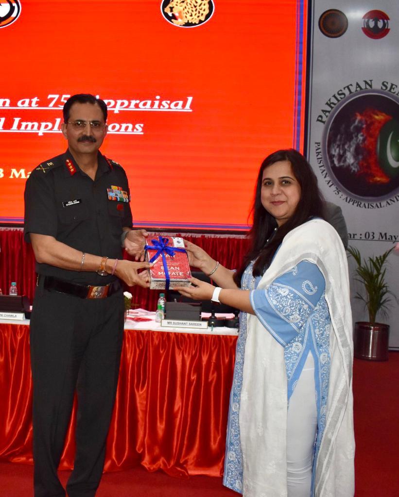 amjadkh24880821's tweet photo. #VajraCorps
#PantherDiv conducted seminar 'Pakistan at 75 :
Appraisal and Implications' at Amritsar.
#Amb TCA Raghvan, Mr Sushant Sareen, Capt Alok Bansal, Dr Shalini Chawla &amp; #Amb Ajay Bisaria shared insights and views with military leaders.
#IndianArmy
@adgpi 
@prodef https://t.co/Zt5I4J7LV6