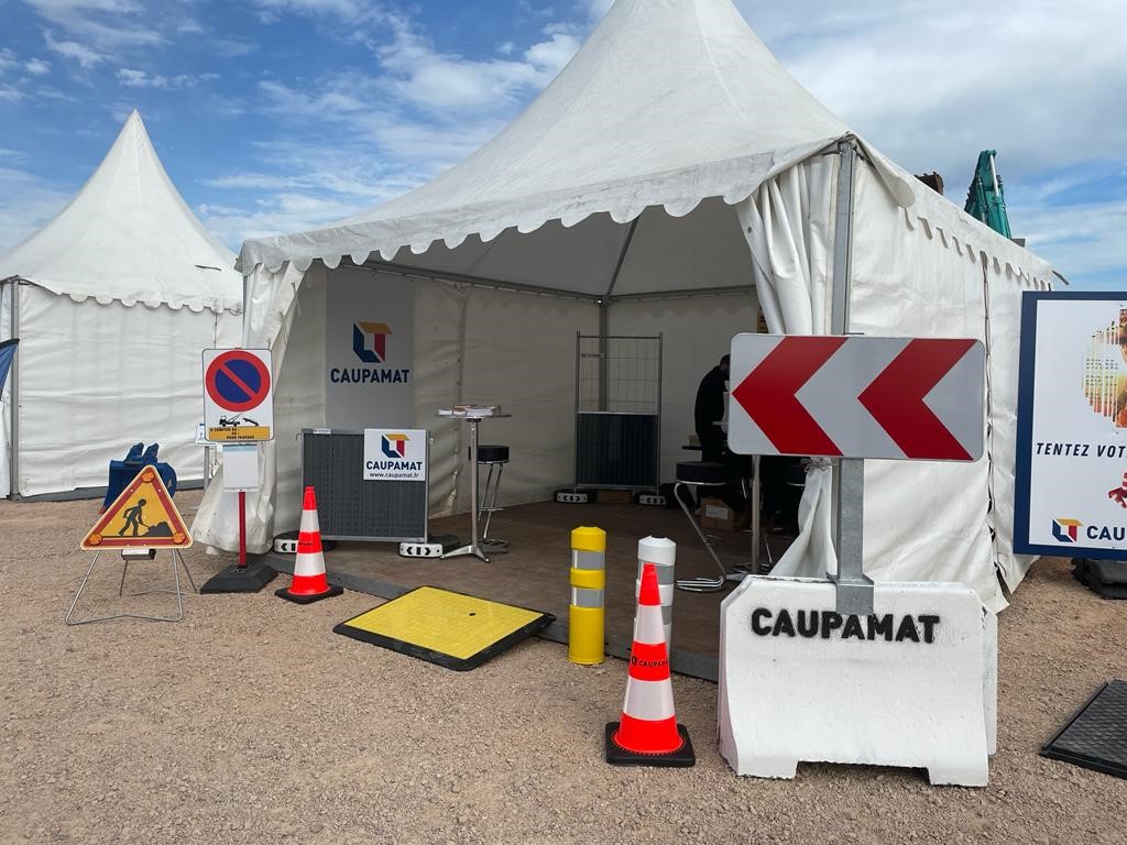 caupamat's tweet photo. Belle journée de partage hier au salon #digtour avec les clients pour présenter les solutions #caupamat.  Activité #Indianajones📷 avec des accessoires du #film.  Merci à notre équipe: Julien, Patrick, Maxime, Alain, Yasmine et Mathieu.  #chantier #securisationchantier #giverny https://t.co/ezQRcsO8wk
