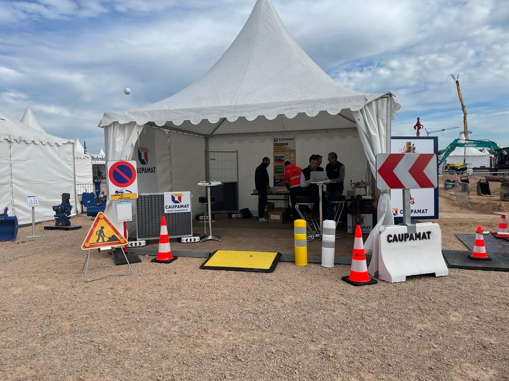 caupamat's tweet photo. Belle journée de partage hier au salon #digtour avec les clients pour présenter les solutions #caupamat.  Activité #Indianajones📷 avec des accessoires du #film.  Merci à notre équipe: Julien, Patrick, Maxime, Alain, Yasmine et Mathieu.  #chantier #securisationchantier #giverny https://t.co/ezQRcsO8wk