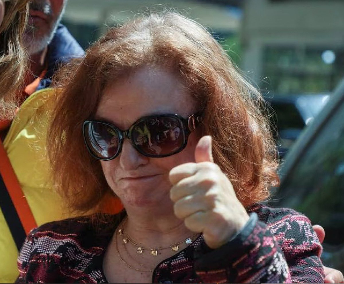 غرّدت القاضية #غادة_عون التّالي: 

"أناشد المجتمع الدّولي، أناشد البرلمان الأوروبي، أناشد الأمم المتّحدة.. 
أناشد الدّول التي تؤمن بسيادة القانون؛ ساعدوا هذا الشّعب المضطهد، هذا الشّعب المسروق من قبل المافيا. 
تمّ إقصائي من منصبي ليس بسبب مخالفة القانون، وليس لأسباب تتعلّق