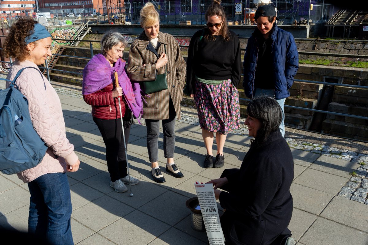 "Artistbook -¿Qué es?" <a href="/monja_estopa/">Monja Estopa</a> nos invitó a ahondar en nuestros propios secretos. Los participantes comenzaron la creación de un libro de artista conjunto. Salieron del taller entusiasmados, inspirados y muy emocionados tanto con el proceso creativo con su directora.