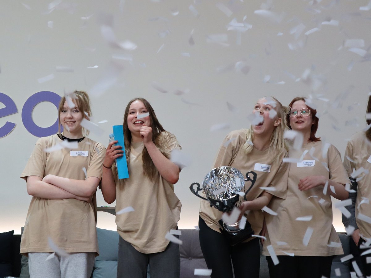 MariBlomster's tweet photo. Taloussankari-kisa huipentui Nordea Campuksella käytyyn loppukilpailuun 💙 Voiton vei Hakkarin Massiruhtinaat -joukkue Hakkarin koulusta Lempäälästä. Onnea voittajille 🎉 Lue lisää: https://t.co/pAl8MLkqNM #rahataito #taloussankari #myNordea https://t.co/vnc9KDpoBy