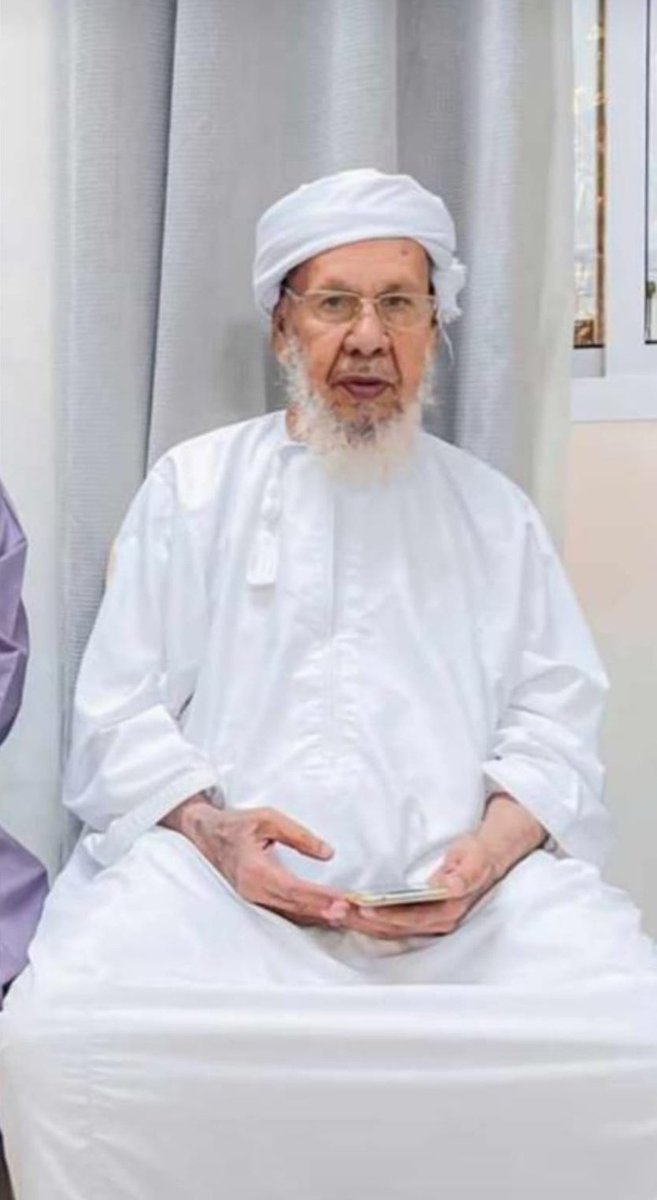 كيف أرثيكَ والمعاني قِصارٌ
وطِوالٌ مَحاسِنُ الأخْلاقِ

رحمة الله عليك شيخنا ووالدنا العزيز🤲🏻💔
الشاعر الشيخ أحمد بن منصور البوسعيدي