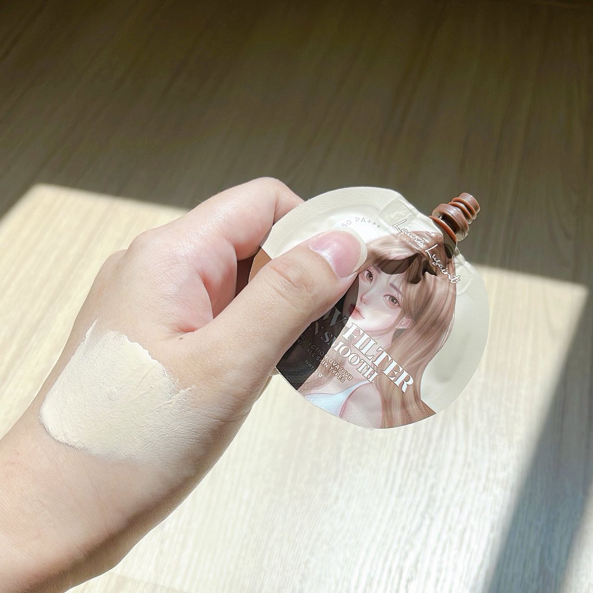 terryreview's tweet photo. เจอกันแดดซองใน tiktok เห็นแพ็คเกจน่ารัก เลยจัดมาลอง เนื้อน้องฉ่ำมาก เกลี่ยง่ายเบอสุด ไม่มีเบอร์สีให้เลือกแต่เราผิวสองสี ก็เข้าอยู่น้าา เค้าเคลมใช้ได้ทุกสีผิว ซอง 69 เองอ่ะ #รีวิวครีมซอง #รีวิวกันแดด #ใช้ดีบอกต่อ https://t.co/1Xs7OF2nvz