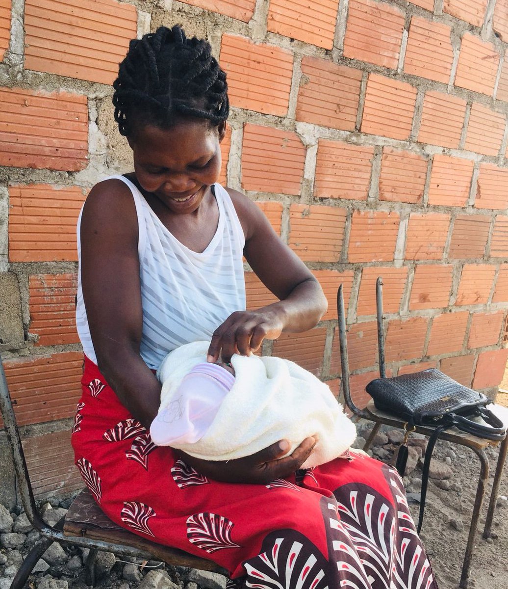 AmodefaOficial's tweet photo. Bebé nasce na brigada móvel da AMODEFA
As enfermeiras da #AMODEFA deram #assistência a uma #Mulher de 40 anos, que estava a entrar em serviço de #parto numa das paragens do Bairro 7, enquanto esperava pelo #transportepublico para ir à #maternidade, na Vila de #Boane. https://t.co/3ayaULe5zS