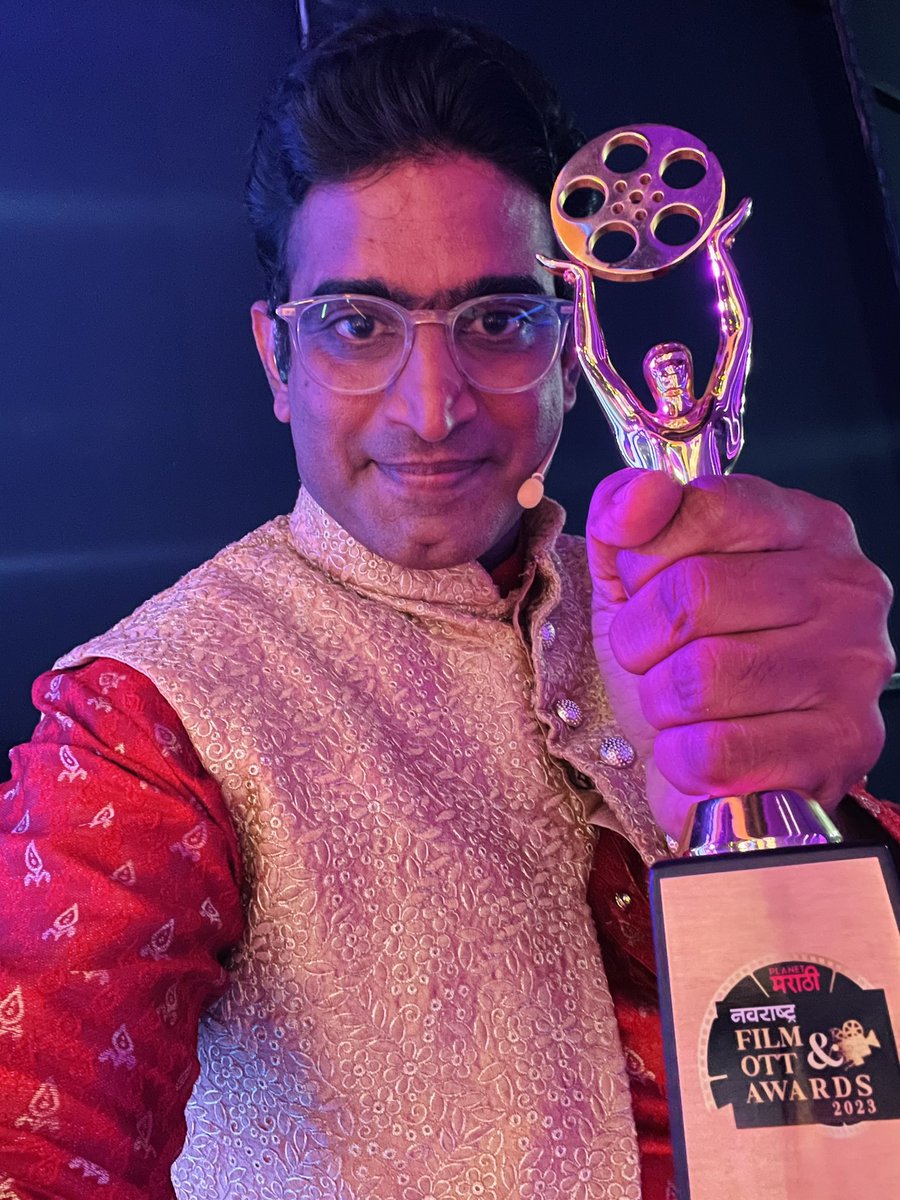 “आपडी थापडी” चित्रपटातील भूमिकेसाठी मला सर्वोत्कृष्ट विनोदी अभिनेता हा पुरस्कार मिळाला. @PlanetMarathi चे मनापासून आभार. #bestcomedyactor #award #sandeeppathak