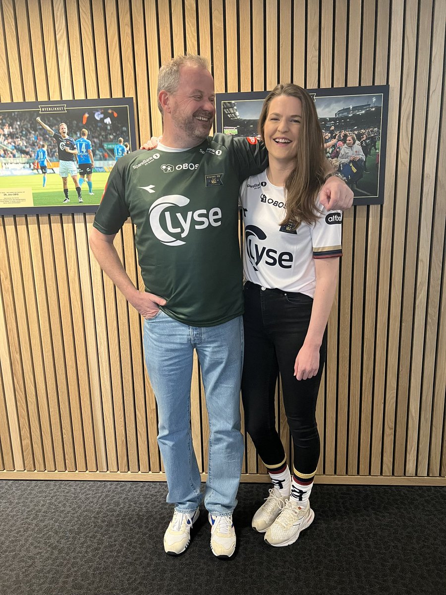FotballtrøyeFredag 💙 
Vis at du støtter det viktige arbeidet til Barnekreftforening. Ta på deg fotballdrakt og Vipps 50 kr til 705404. 

Og.. finn deg noen som ser på deg som <a href="/Borgemoinilsen/">Børge Moi Nilsen</a> ser på meg 🫶😂

<a href="/vikingfotball/">Viking Fotball</a> <a href="/Barnekrfor/">Barnekreftforeningen</a>