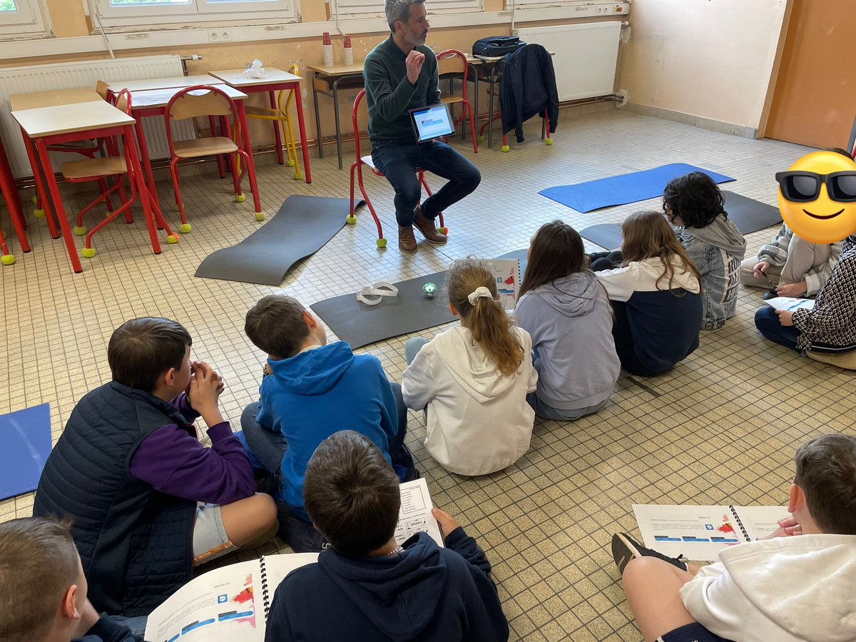 TICE_for_all's tweet photo. Robotik l’Orne au collège Prévert de Domfront. Au programme : Ozobot, Sphero, Thymio et Scratch pour des groupes d’élèves de CM et de 6è @dsden61 @ac_normandie @DraneNormandie https://t.co/B6oFMpVBGY
