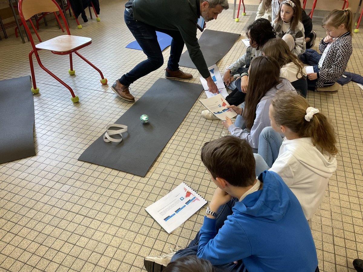TICE_for_all's tweet photo. Robotik l’Orne au collège Prévert de Domfront. Au programme : Ozobot, Sphero, Thymio et Scratch pour des groupes d’élèves de CM et de 6è @dsden61 @ac_normandie @DraneNormandie https://t.co/B6oFMpVBGY