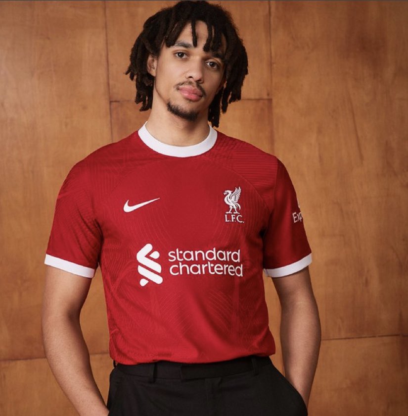 SamueILFC's tweet photo. This home kit is a 10/10. https://t.co/LiQdqQzyLv