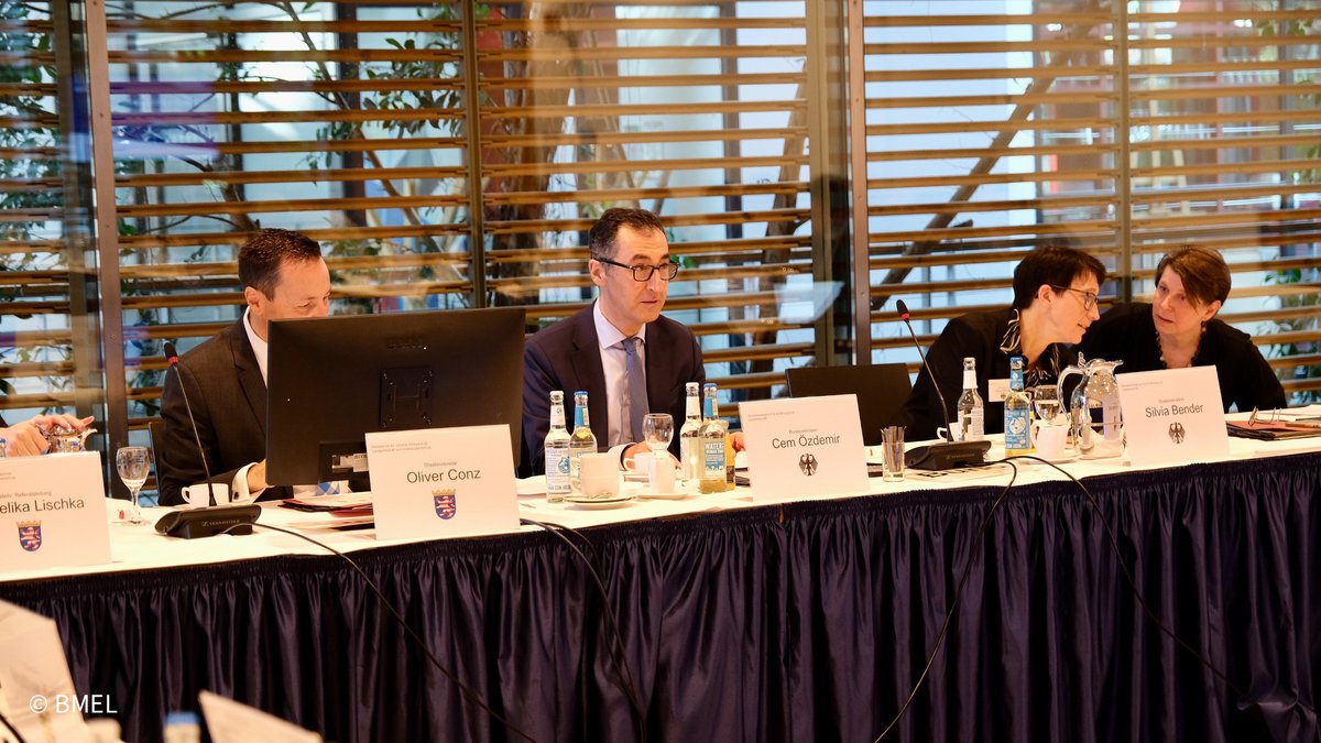 BMLEH_Bund's tweet photo. Sonder-Agrarministerkonferenz #AMK in Berlin: BM @cem_oezdemir bespricht mit Länderkolleg*innen das weitere, gemeinsame Vorgehen beim Umbau der #Tierhaltung in 🇩🇪 . Länder sind wichtige Akteure, um Bausteine für zukunftsfeste Tierhaltung zu realisieren, bspw. beim #Stallumbau. https://t.co/bCtoe121Nx