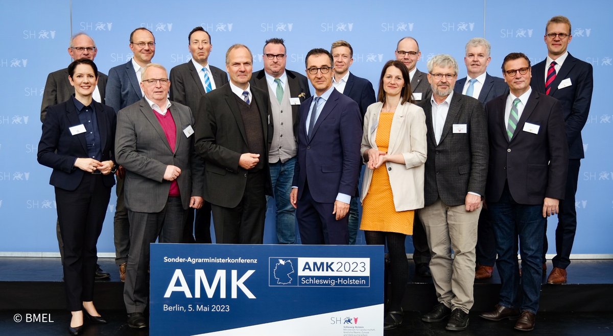 BMEL (@bmel) on Twitter photo Sonder-Agrarministerkonferenz #AMK in Berlin: BM <a href="/cem_oezdemir/">Cem Özdemir</a> bespricht mit Länderkolleg*innen das weitere, gemeinsame Vorgehen beim Umbau der #Tierhaltung in 🇩🇪 . Länder sind wichtige Akteure, um Bausteine für zukunftsfeste Tierhaltung zu realisieren, bspw. beim #Stallumbau. Sonder-Agrarministerkonferenz #AMK in Berlin: BM <a href="/cem_oezdemir/">Cem Özdemir</a> bespricht mit Länderkolleg*innen das weitere, gemeinsame Vorgehen beim Umbau der #Tierhaltung in 🇩🇪 . Länder sind wichtige Akteure, um Bausteine für zukunftsfeste Tierhaltung zu realisieren, bspw. beim #Stallumbau.