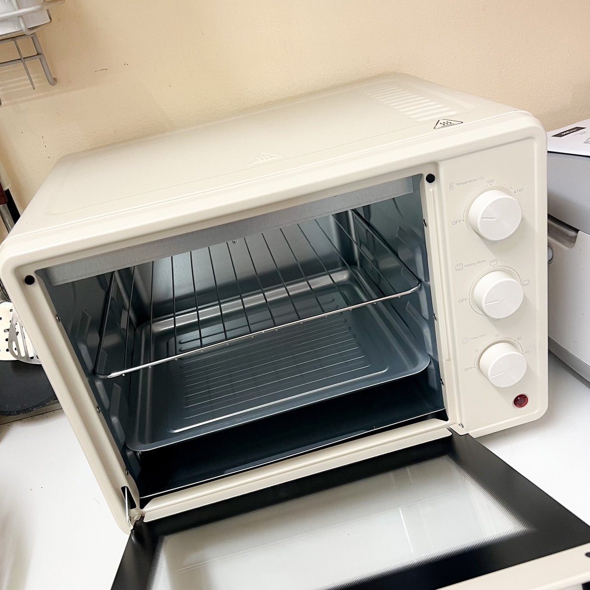 ____patong's tweet image. ความคุมโทนมินิมอลมันลามไปถึงเตาอบละนะ 5555555 มันน่ารักง่าา มินิมอลมินิใจ🥹 ขนาดกระทัดรัด 30 ลิตร ควบคุมอุณหภูมิแบบแยกส่วน แถมยังเลือกรูปแบบการให้ความร้อนได้ถึง 3 แบบ ตั้งเวลาได้สูงสุด 60 นาทีไปเลย แล้วใช้งานง่ายมากกก คู่มือเขาบอกหมด ละเอียดสุดๆ #Sceplus #Topvalue