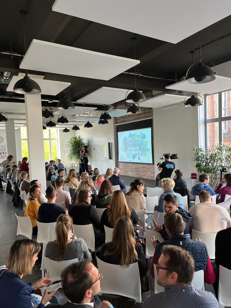 Die MIND.SET 2023 hat begonnen! Wir begrüßen unsere Gäste und freuen uns auf einen Tag voller spannender Diskussionen und Austausch. 💙💚 

#mindsetmeetup #stayagile