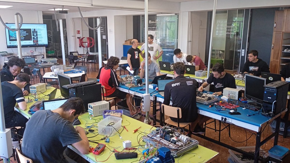 Dual Orokorra hasi bezperan ikaskuntza prozesuak ez du etenik IT2n. Elektronikoki aktibatutako automatismoak eta Arduinorekin egindako kontrolak uztartu dira azken erronkan.  <a href="/fpbidasoa/">CIFP BIDASOA LHII</a> <a href="/elektrobidasoa/">ELEKTRONIKA BIDASOA</a>