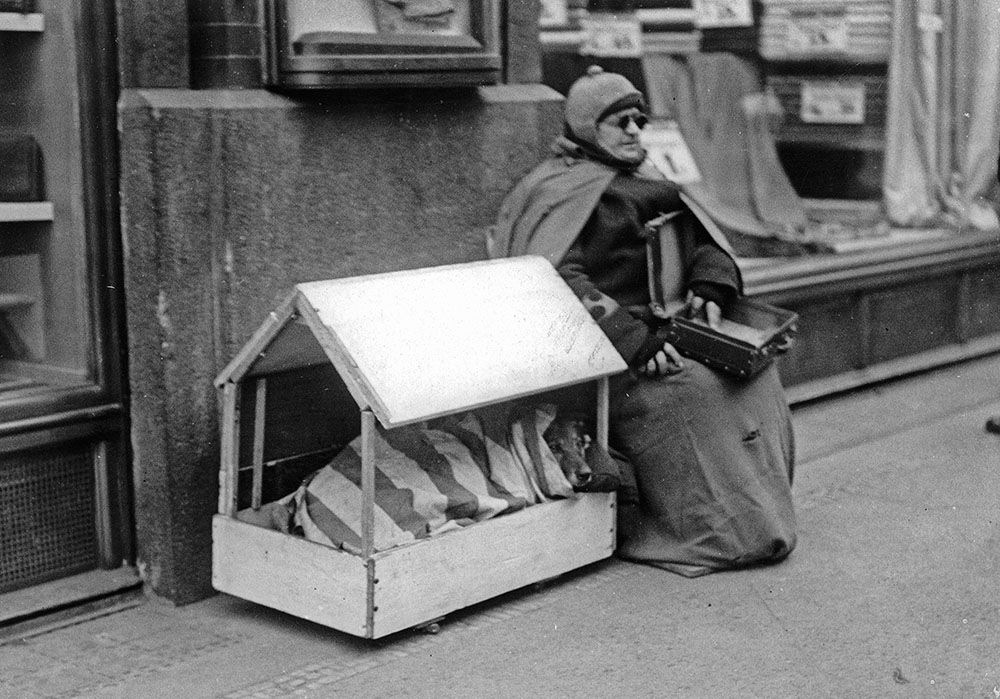 KeesTingeling's tweet photo. Blinde bedelaar die wel heel goed voor zijn geleidehond zorgt #geleidehond #Blindenhund #guidedog #history Duitsland /1929 https://t.co/0vcARZU7Hl