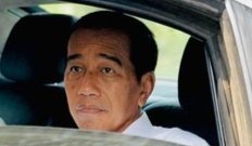 Jalan hancur...bak kubangan kerbau.
Lampung berandanya ibu kota , seperti tak punya kepala daerah. APBD habis tanpa hasil. 

KECEWA , terlihat jelas di wajah dan tatapan mata beliau.