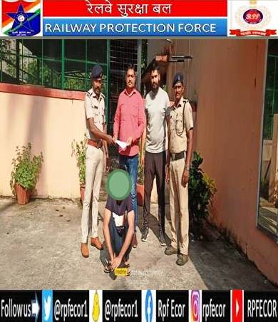 @RPF_INDIA RPF/Kottavalsa apprehended a wanted accused from T/No-08527 Exp. at Visakhapatnam station on 3rd May 2023 & handed over him to LPS/Sadar/Mahendragarh on 4th May 2023 for further legal action.
#OPERATIONRAILPRAHARI