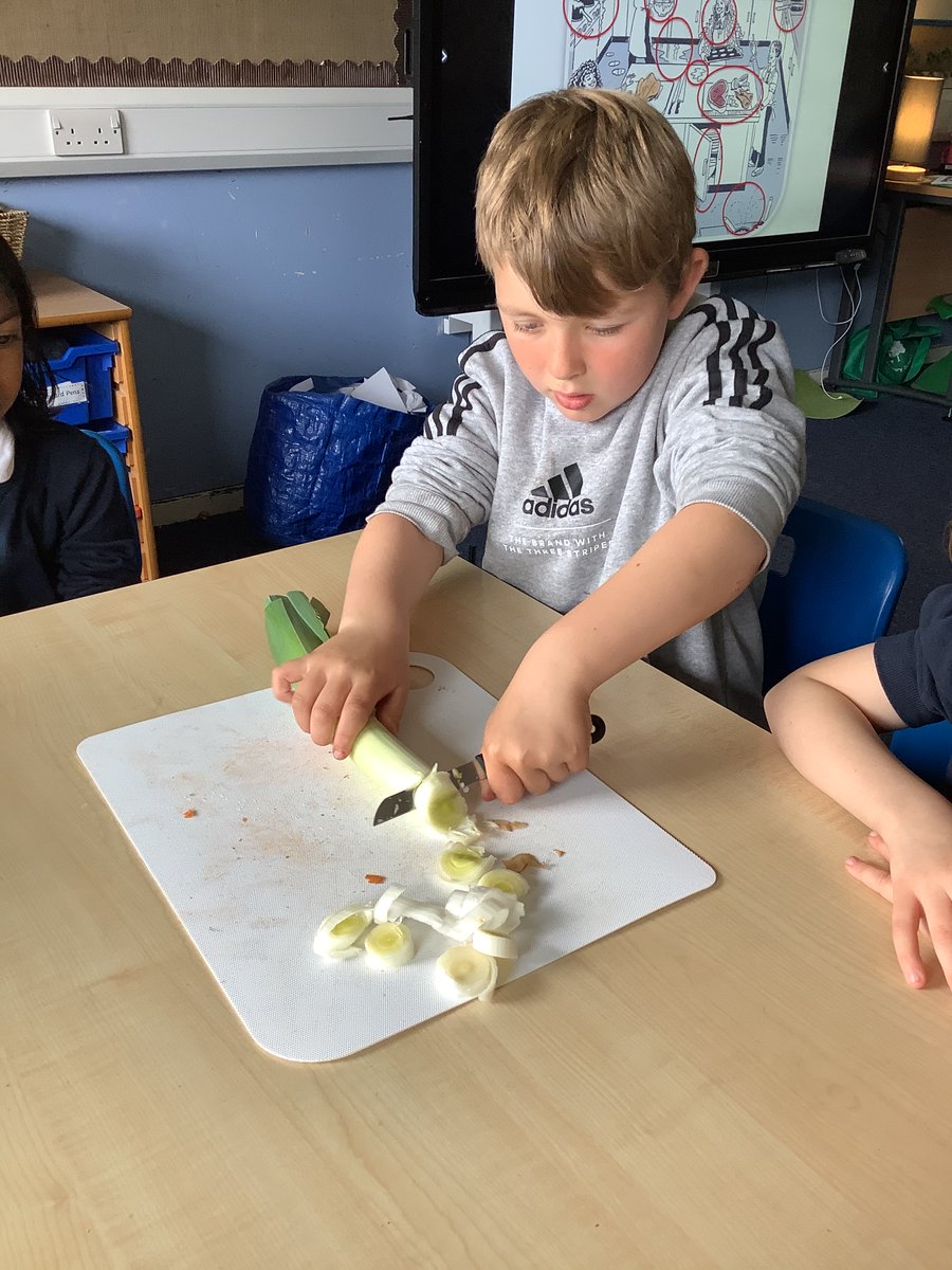 carmondean_ps's tweet photo. Primary 3 have been practising food prep and safety. We carefully chopped up root vegetables that are found on British farms and made them into a soup! @MissRaffertyCPS @MissSmithCPS https://t.co/NWOrSOPkxE