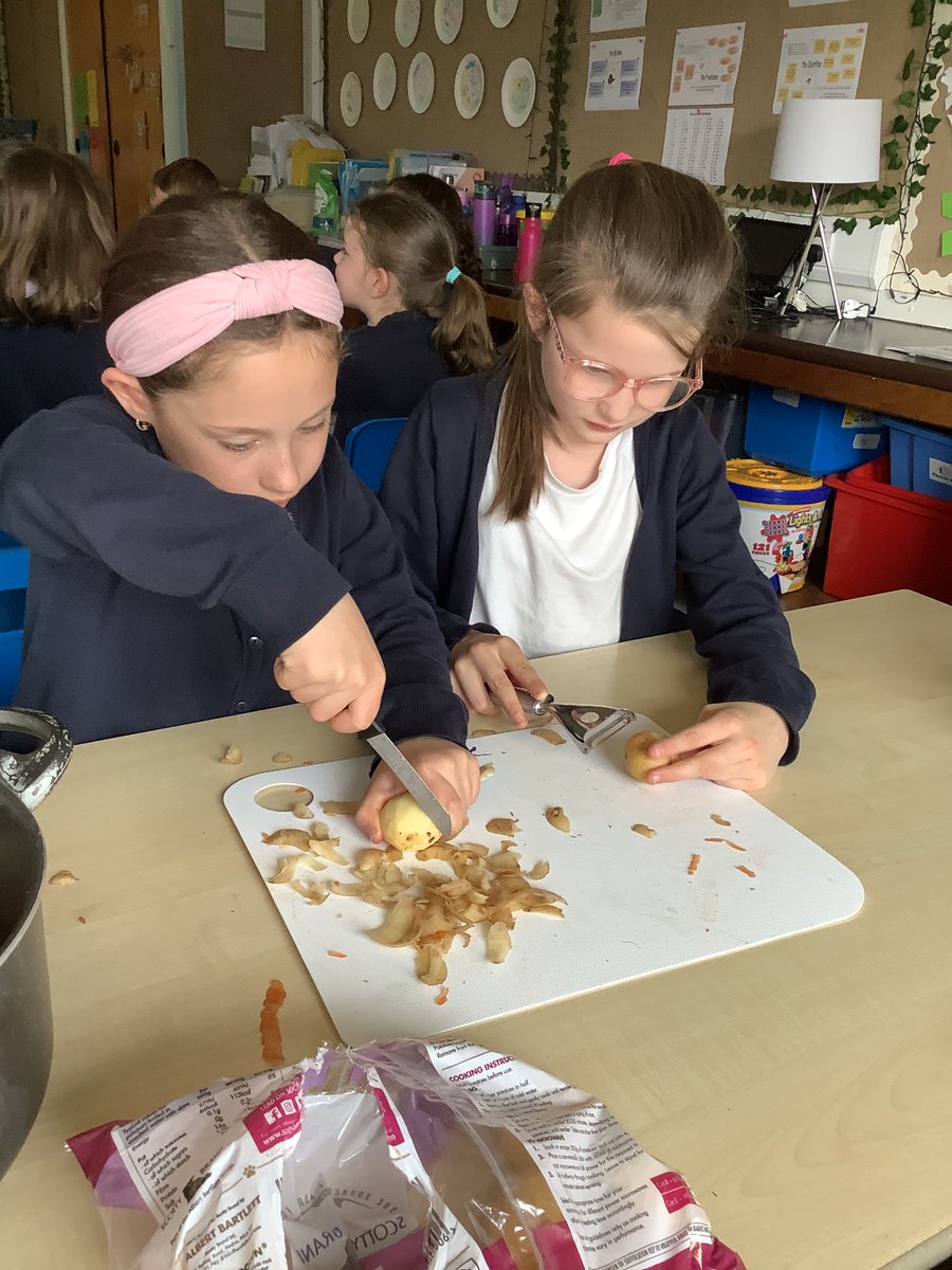 carmondean_ps's tweet photo. Primary 3 have been practising food prep and safety. We carefully chopped up root vegetables that are found on British farms and made them into a soup! @MissRaffertyCPS @MissSmithCPS https://t.co/NWOrSOPkxE
