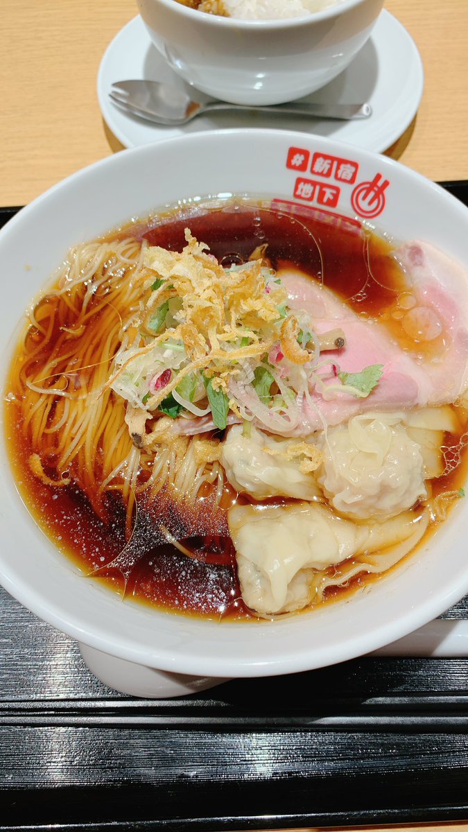 新宿地下ラーメンに出店中の八咫烏さんでエビワンタンラーメン（醤油）と弍番亭のカツカレー 雲呑おいしいし麺もスープも綺麗でおいしい ごちそうさまでした🙏