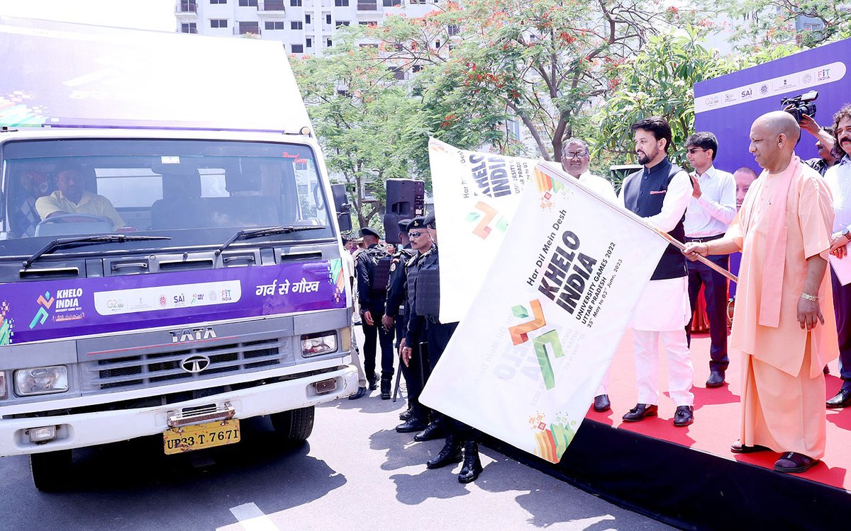 myogiadityanath's tweet photo. माननीय केंद्रीय मंत्री श्री @ianuragthakur जी की उपस्थिति में आज लखनऊ में 'खेलो इंडिया यूनिवर्सिटी गेम्स-2022' के लोगो, एंथम, जर्सी, मशाल व मैस्कॉट की लॉन्चिंग हुई।

यह हमारे लिए गर्व का क्षण है।

इस आयोजन के प्रति मेरी हार्दिक शुभकामनाएं! https://t.co/UQf3d4ja9c