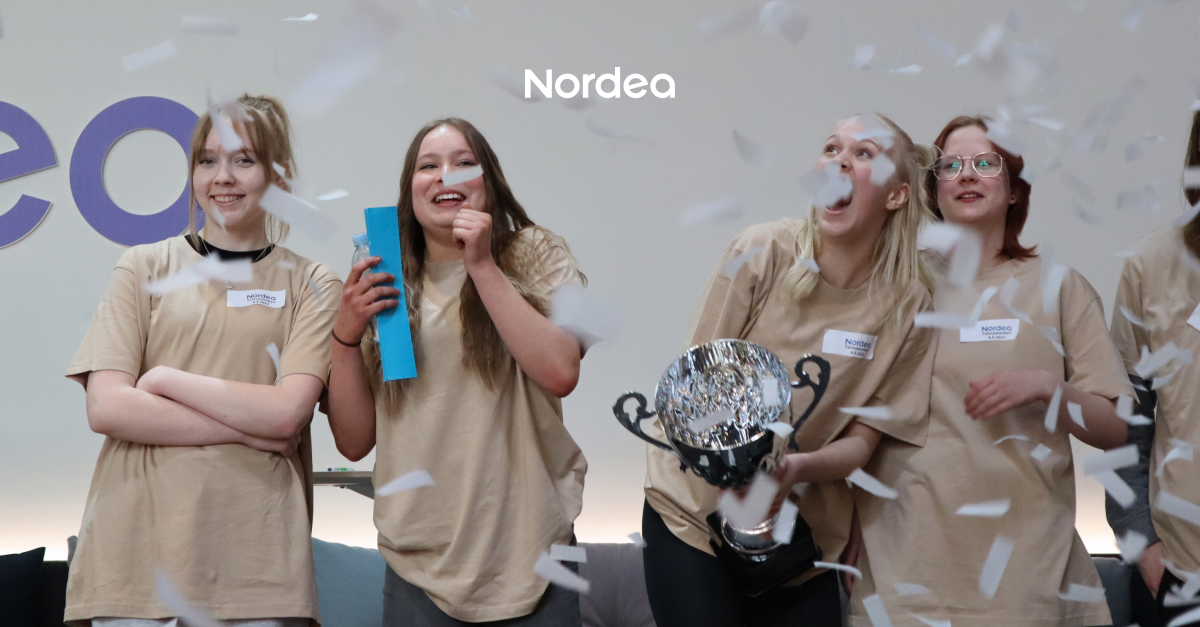 Nordea_FI's tweet photo. Taloussankari-kisa huipentui eilen loppukilpailuun Nordea Campuksella. Voiton vei Hakkarin Massiruhtinaat -joukkue Hakkarin koulusta Lempäälästä. Kilpailu järjestettiin yhteistyössä @TATtalks ja @Porssisaatio kanssa. Lue lisää: https://t.co/se9kNMXtf8 #taloussankari #rahataito https://t.co/6fe7ZZA2ta