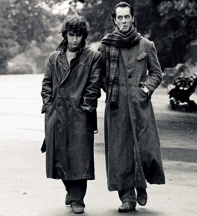 A very happy 66th birthday to Richard E. Grant. Pictured here with Paul McGann in Withnail & I, 1987. 