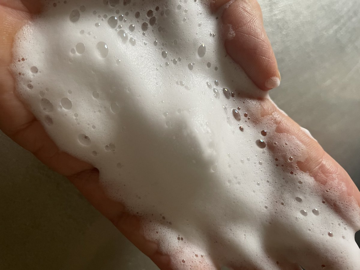 opimama's tweet photo. 雪肌精　エッセンス　ソープ

植物のめぐみを凝縮した、和漢美容石鹸
黒い石けんだけど、泡立てると白い泡ができるよ。
毛穴や皮脂が気になる肌も、さっぱりつるつるに洗いあげてくれるんだって。

#雪肌精
#エッセンスソープ
#おかえり黒石けん
#和漢美容石けん
#PR https://t.co/Sap1kq4fnN
