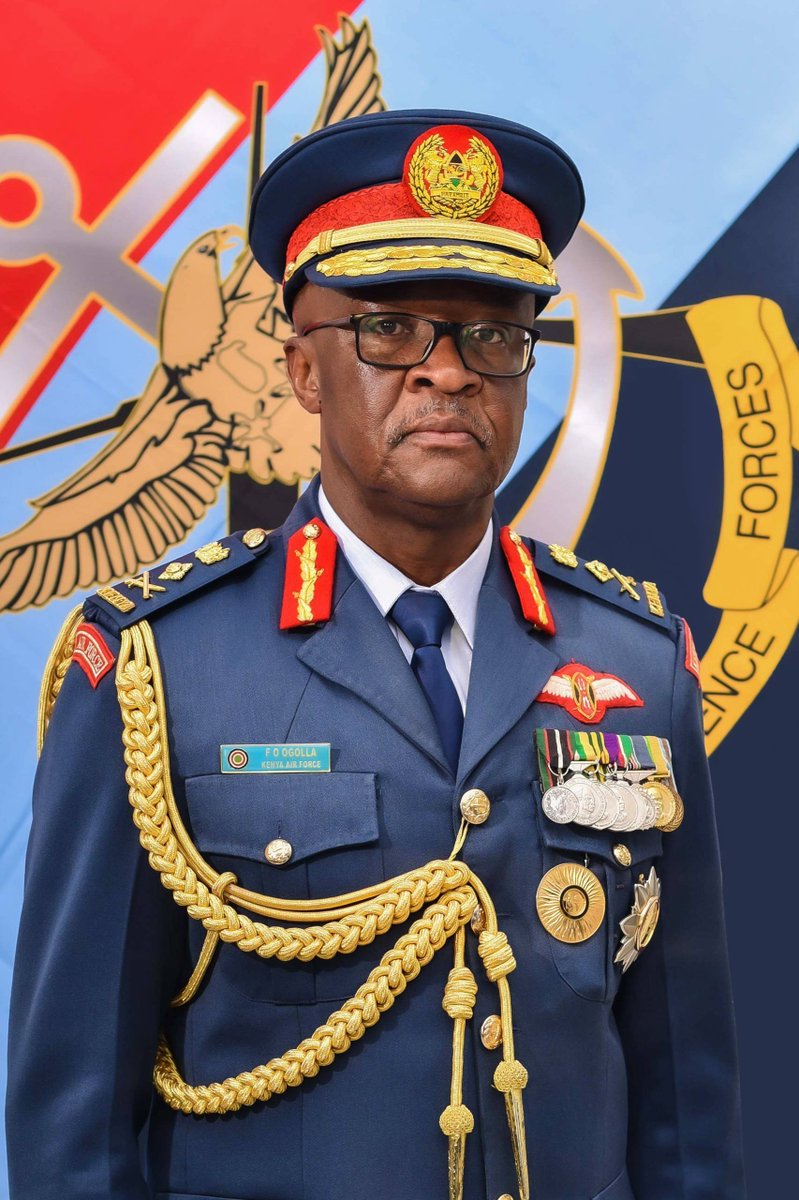 LightKdf72952's tweet photo. THE NEW CDF GEN GENERAL FRANCIS OMONDI OGOLLA MGH EBS HSC ‘ndc’ (K) ‘psc’ (FRA). Gen Ogolla joined the KDF on 24 Apr 1984 and was commissioned as 2nd Lieutenant on 6 May 1985 and posted to Kenya Air Force. He trained as a fighter pilot with USAF. #CDF 
https://t.co/dt9m04hit3 https://t.co/A3jJFyj6Qq