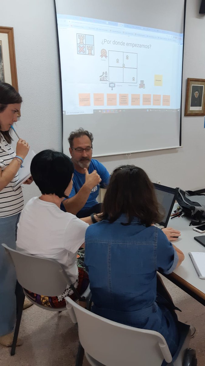 AlexiaEducacion's tweet photo. Cerramos ciclo de talleres con equipo tractor de @Jesuitas_ZAR y su proyecto digital Jesuitas AlexiaClassroom #implicacion #ilusión #equipo #motoresdelcambio https://t.co/CAOloIPGSj