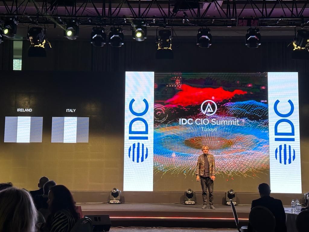 idcmetaevents's tweet photo. Neil Harbisson - the world’s first officially recognized human cyborg is here at #IDCTRCIO!
Neil is sharing how technology has transformed his life and exploring the differences between artificial senses and artificial intelligence.
@IDCMEA https://t.co/ZGAYfDWHhX