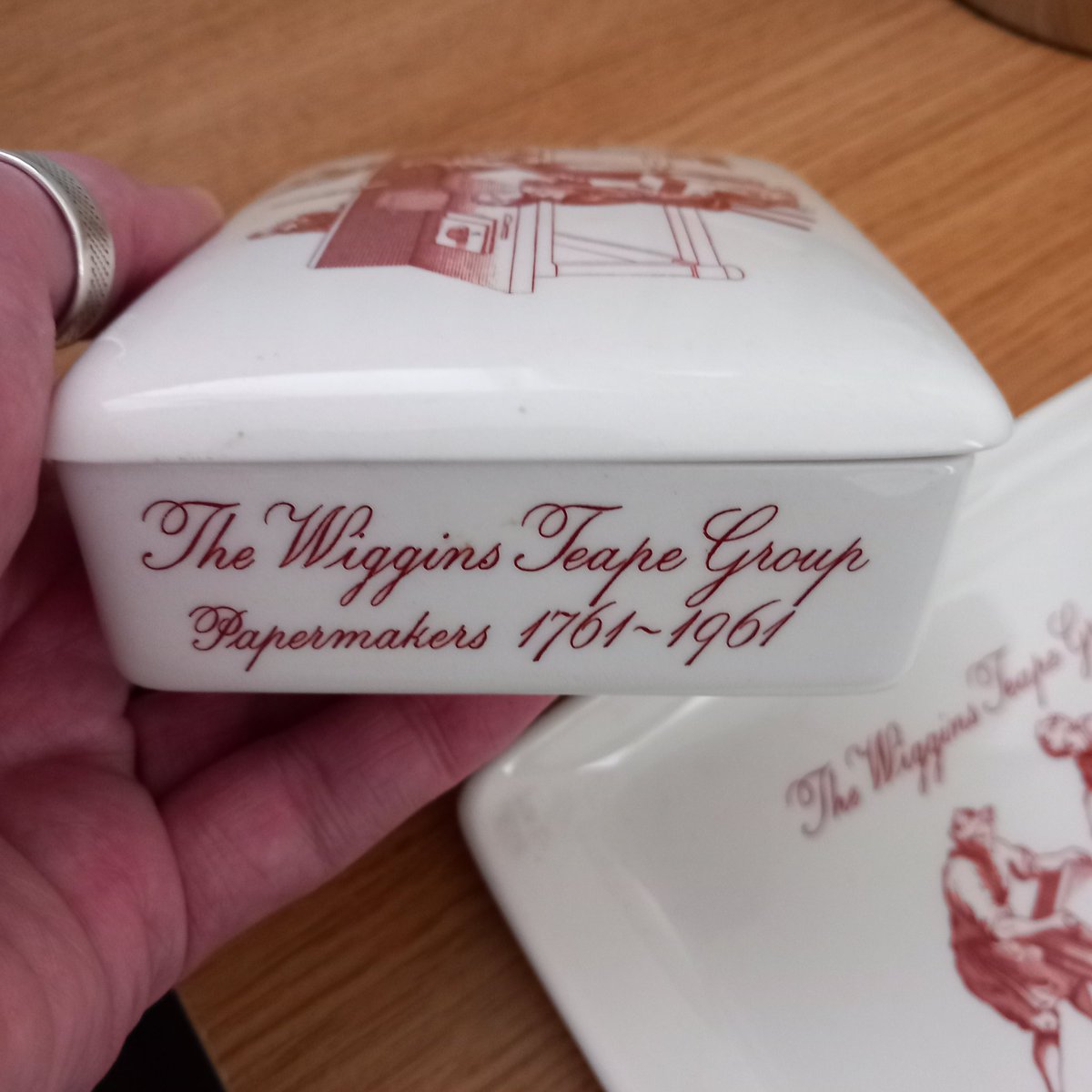 MattBookbinding's tweet photo. Interesting charity shop find yesterday. The Wiggins Teape Group Papermakers, 1761-1961. Wedgwood trinket box. #wigginsteape #Wedgwood https://t.co/IFuaZJPutr