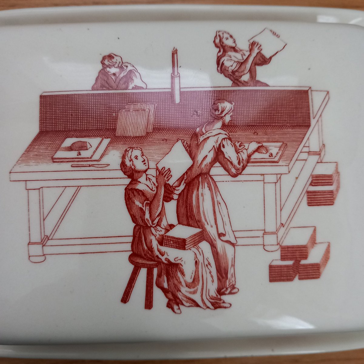 MattBookbinding's tweet photo. Interesting charity shop find yesterday. The Wiggins Teape Group Papermakers, 1761-1961. Wedgwood trinket box. #wigginsteape #Wedgwood https://t.co/IFuaZJPutr