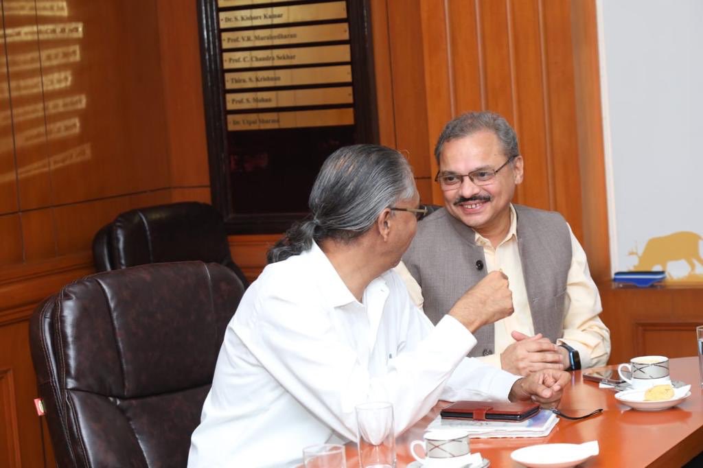 Today met Prof Kamakoti, Director, IIT- M along with our independent director- Mr S.Krishnan. Discussed various collaborative projects between <a href="/RndIndianoil/">IndianOil R&D</a>  and <a href="/iitmadras/">IIT Madras</a> !