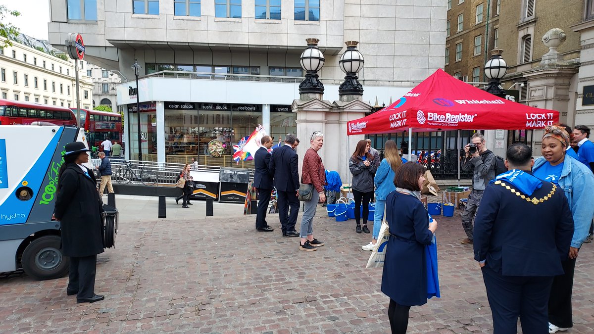 KautukChaddha's tweet photo. It was an absolute joy to be @TheNorthbankBID #SmartenAndSparkle, Makeover of #Strand event yesterday,with my @KingsCollegeLon friends & @LM_Westminster @Hamza_Taouzzale.
#ServiceAtKings #Volunteering #SustainableCity #CommunityImpact #CommunityEngagement #London #Sustainability https://t.co/3m4wrsL7DY