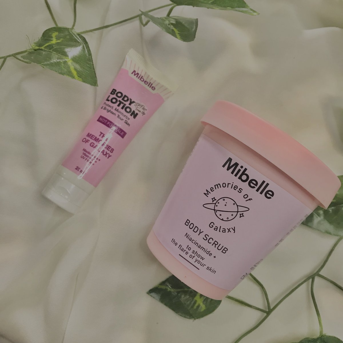 nviwxyz's tweet image. Hah kulit putih tapi belang? Eits itu dulu karna sekarang aku rutin banget pake body care dari @mirellemibelle The Memories of Galaxy🪐
Body Scrub &amp;amp; Body Lotion yg worthit banget buat di coba🤩
#RacuninBodyCare
#BodyCareRoutine
#TheMemoriesOfGalaxy
#MirelleMibelle