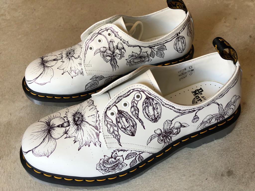 How do you wear your @drmartens 

Special commission and a new way to love my botanical artwork #DrMartensStyle 

#newseason #fashion #artwork #botanicalart #botanicalartist #sarahhorne #drmartens #shoes #style