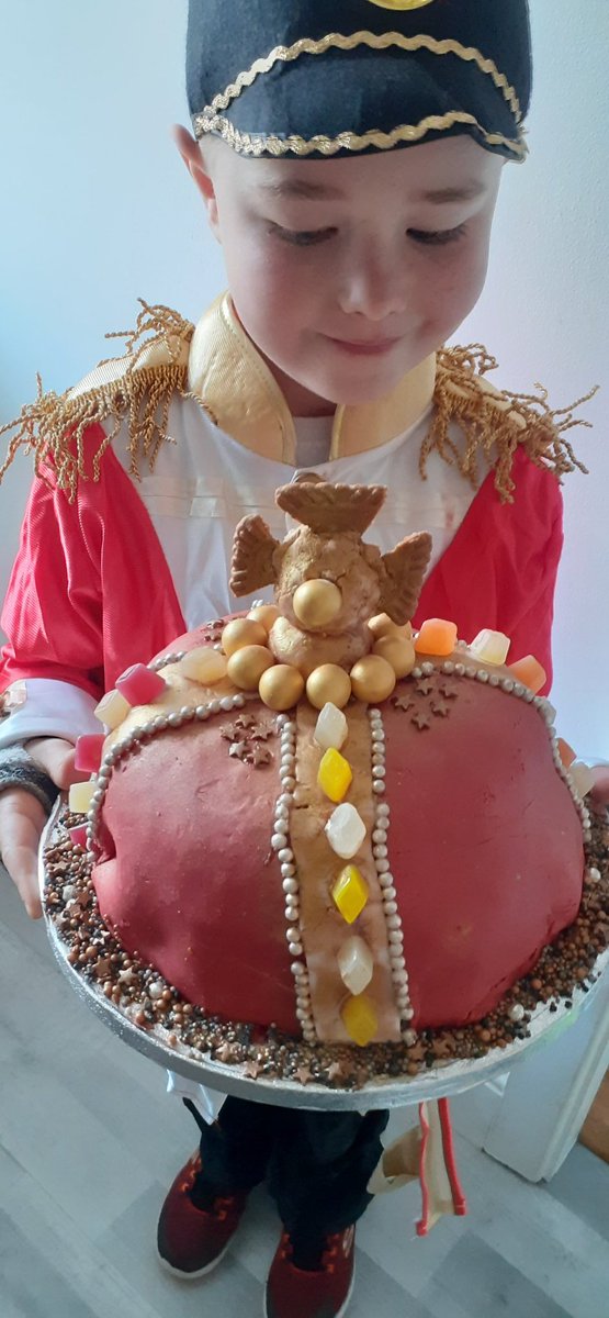 JFCleanUp's tweet photo. Royal bake off competition @StMaryB17 #rainbowcake #crown #rainbowinside #bakeoff #Coronation https://t.co/lxU2Xj56gN