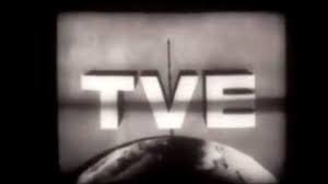 cnmsrt's tweet photo. En 1956 la televisión llega en España con la creación de TVE. En ese momento solo habían 600 aparatos receptores y eran todos en Madrid. Supusó un cambio radical en la forma de hacer periodismo y transmitir la información.

https://t.co/SUTkDi8v39 https://t.co/jLakmvp1mV