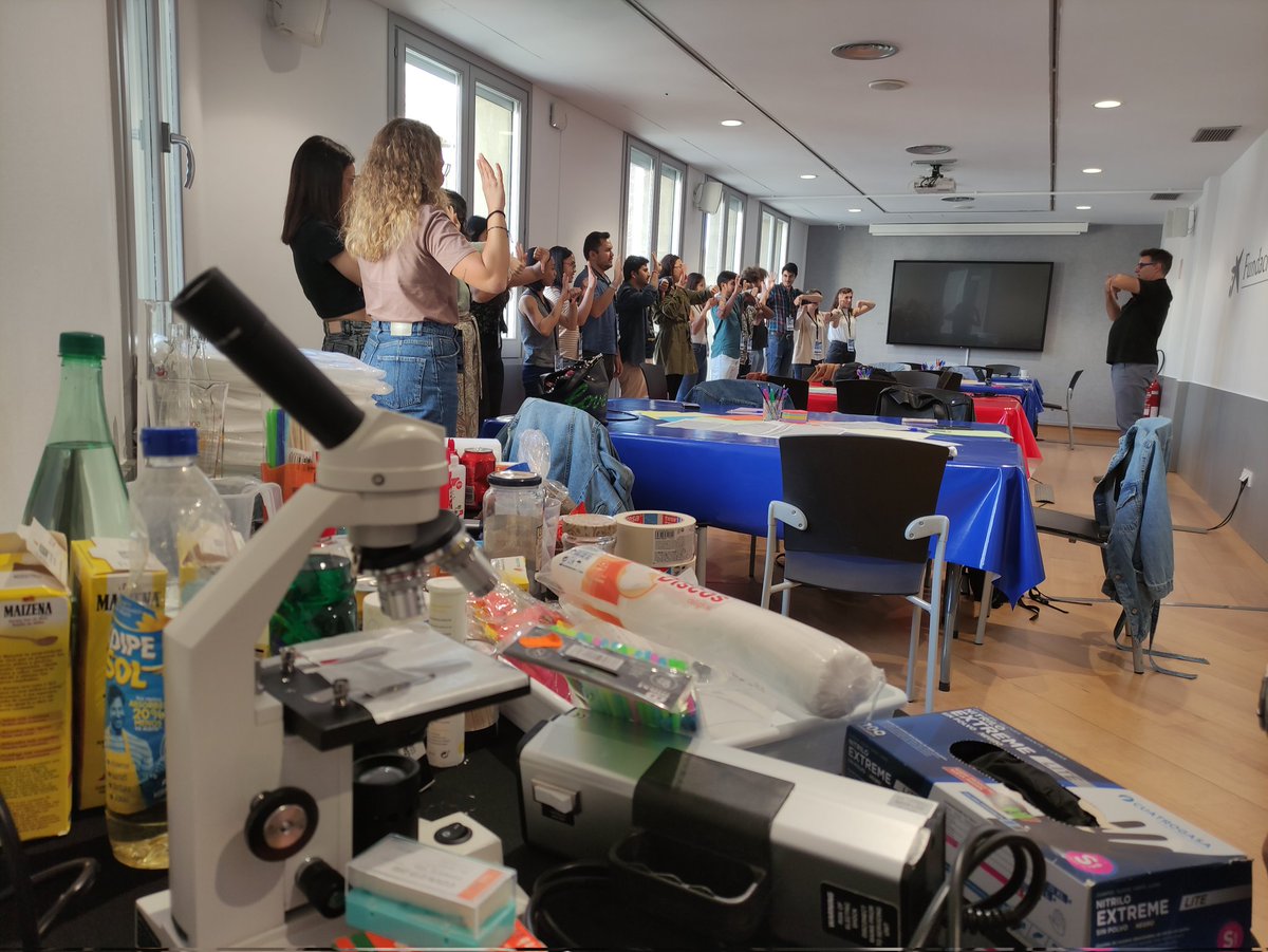 MontsePinent's tweet photo. Intrigada per veure quin experiment crearan aquests estudiants i joves investigadors de la #URV en la #experimentathon del Repte Experimenta. https://t.co/uo9D1MGUtw