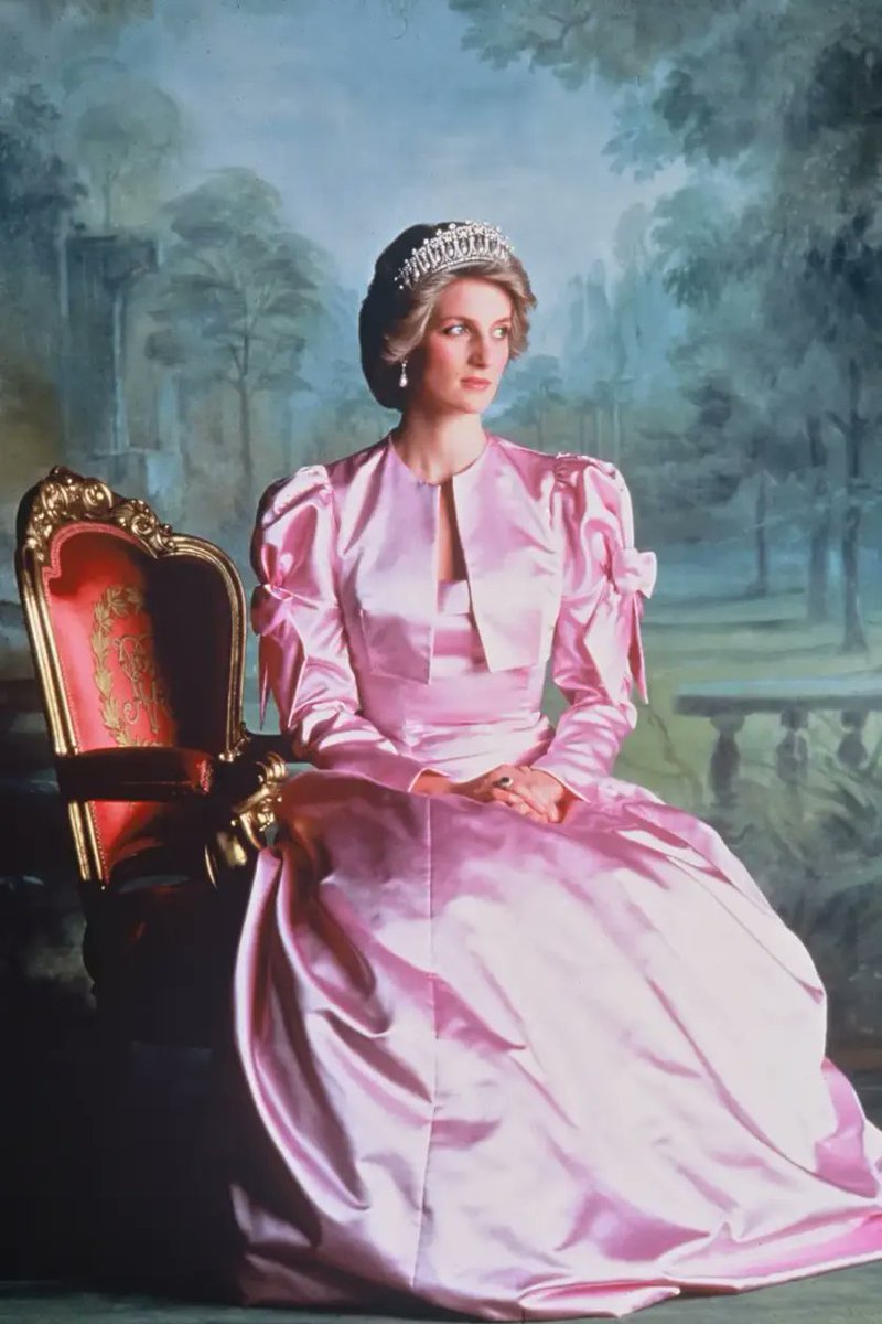 HenryJeanServat's tweet photo. Il n'y a donc que moi que cela attriste/chagrine de voir cette manigancière et intrigante Camilla sacrée reine d'Angleterre (avec déjà un ex et deux enfants) à la place de la seule, la vraie qui aurait dû être souveraine d'outre-Manche, Diana, notre idole ? https://t.co/JuzylHfIpV