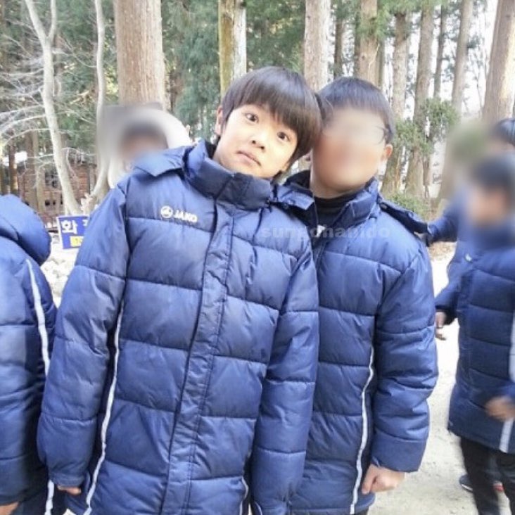 fallinsungchan's tweet photo. 초딩성찬이 진짜 초코볼이라 입에 넣어야 함 https://t.co/p30nyqKC9Q