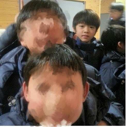fallinsungchan's tweet photo. 초딩성찬이 진짜 초코볼이라 입에 넣어야 함 https://t.co/p30nyqKC9Q
