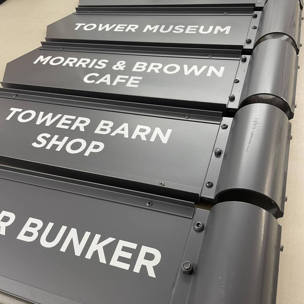 More signage for @broadwaytoweruk including reinforced finger pointer signs to withstand the incredible winds. 

#sigmaker #signage #cotswolds instagr.am/p/Cr2mgDaow_D/